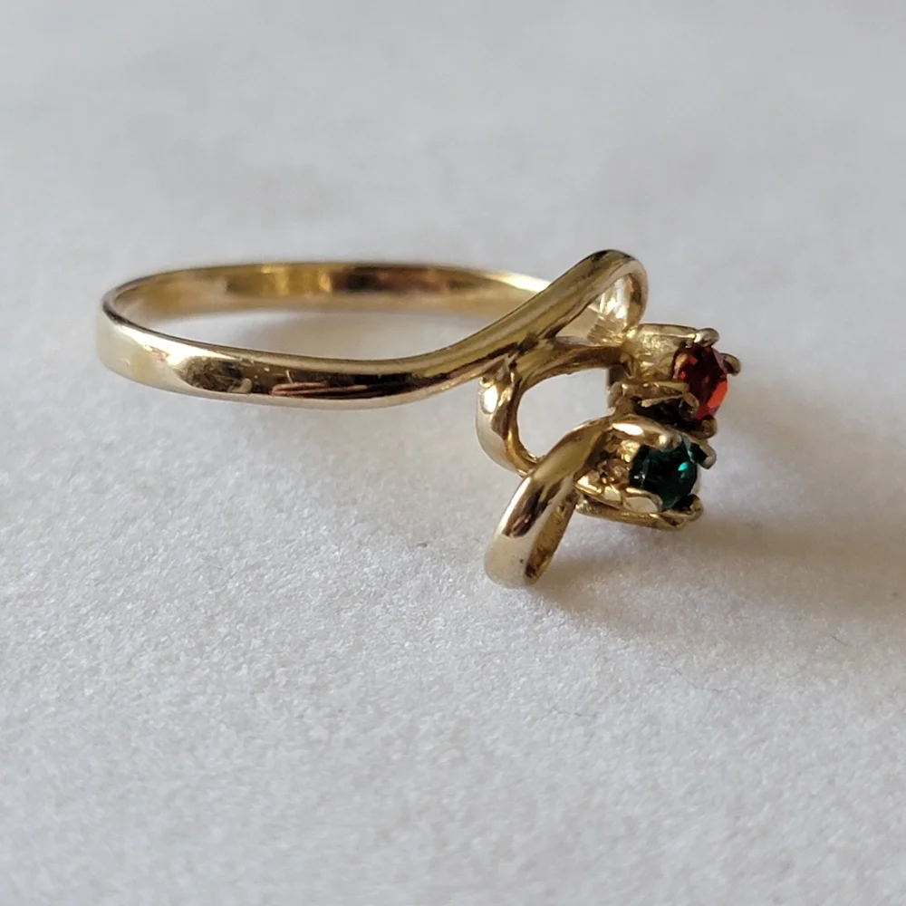 Vintage 3 Stone Mothers Ring Simulated Gemstone Gold Tone Dainty Size 7¾
